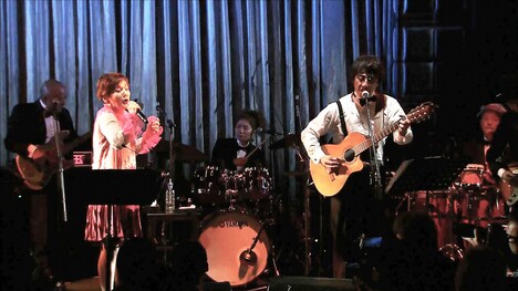 「黄昏のビギン」を披露する大竹しのぶ（左）と山崎まさよし（右）。(c)TBS