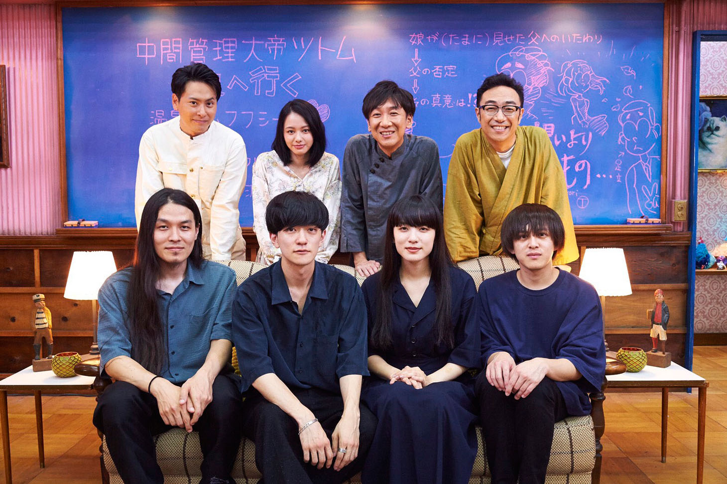 後列左から山下健二郎（三代目 J Soul Brothers from EXILE TRIBE）、山本舞香、東京03の飯塚悟志と角田晃広。前列は雨のパレードのメンバーたち。 (c)漫画みたいにいかない。製作委員会