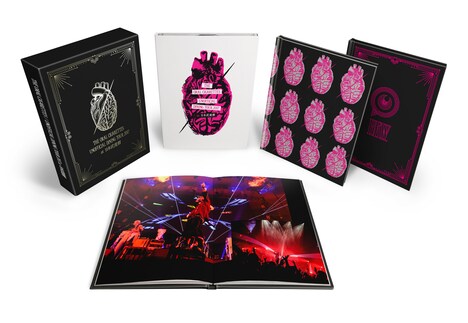 THE ORAL CIGARETTES「UNOFFICIAL DINING TOUR 2017 at 日本武道館」完全生産限定盤展開イメージ。