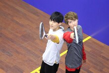 スカッシュをしながら番組を進行する「次ナルTV-G」MCの（左から）ユースケ、ユーキ。