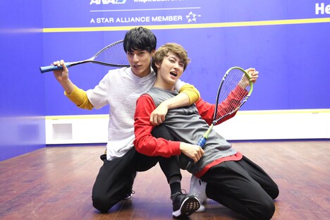 スカッシュをしながら番組を進行する「次ナルTV-G」MCの（左から）ユースケ、ユーキ。