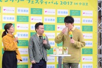 レモンサワーを試飲するかまいたち。