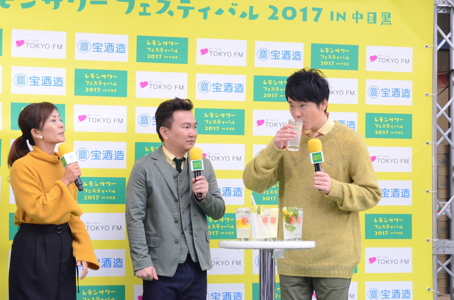 レモンサワーを試飲するかまいたち。