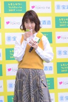 レモンサワーを飲む柏木由紀。