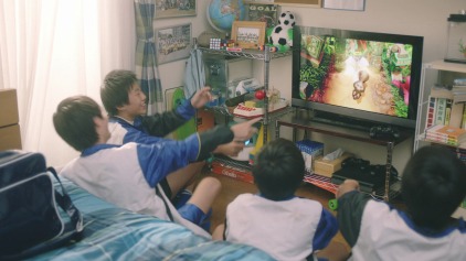 PlayStation4の新CM「僕らの真ん中にPS4篇」のワンシーン。
