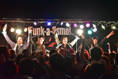 SCOOBIE DO。左からオカモト“MOBY”タクヤ、ナガイケジョー、コヤマシュウ、マツキタイジロウ。