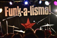 ステージ背後を飾る「Funk-a-lismo!」フラッグ。