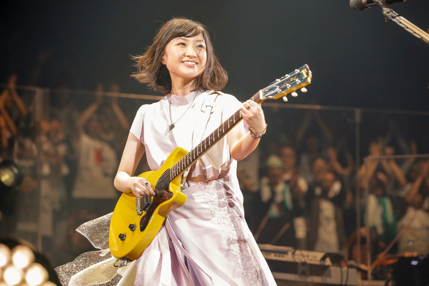 エレキギターを弾く有安杏果。（写真提供：キングレコード）