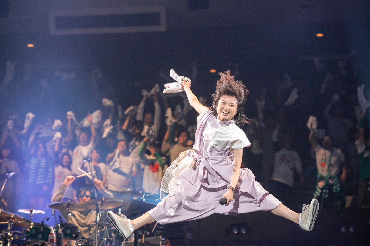 タオルを片手にジャンプする有安杏果。（写真提供：キングレコード）