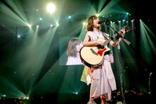 アコースティックギターで弾き語りを披露する有安杏果。（写真提供：キングレコード）