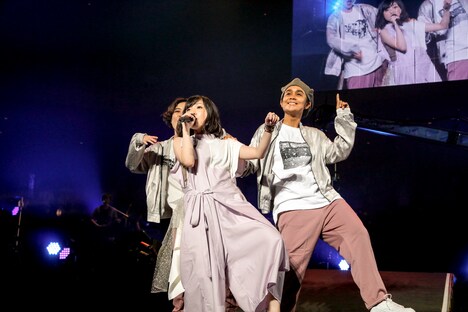 ダンサーを率いてパフォーマンスする有安杏果。（写真提供：キングレコード）