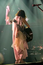 アコースティックギターを弾く有安杏果。（写真提供：キングレコード）