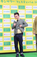 着ているシャツがレモン色であることをアピールするかまいたち山内。