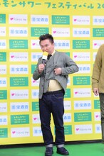 着ているシャツがレモン色であることをアピールするかまいたち山内。