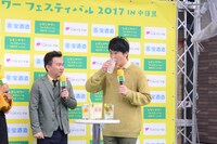 レモンサワーを飲み比べるかまいたち。