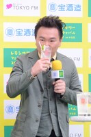 レモンサワーを試飲するかまいたち山内。