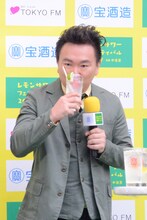 レモンサワーを試飲するかまいたち山内。