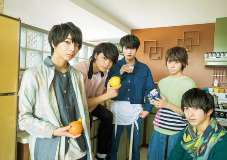 「M!LK OFFICIAL CALENDAR 2018 ようこそM!LK HOUSEへ」4月のカット。