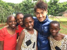 ナオト・インティライミと、彼が旅先で出会った子供たち。