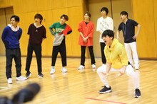 叫ぶユースケ（手前）。