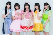 神宿。左から羽島めい、小山ひな、一ノ瀬みか、羽島みき、関口なほ。