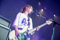 TOMOMI（B, Vo）（撮影：ヤオタケシ）