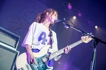 TOMOMI（B, Vo）（撮影：ヤオタケシ）