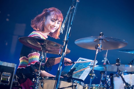 RINA(Dr, Vo)(撮影:ヤオタケシ)