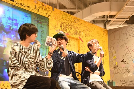 左からホリエアツシ、後藤正文、喜多建介。