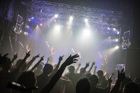 DEAR KISS「DEAREST DREAM 2nd tour」福岡・BEAT STATION公演の様子。（撮影：古川朋久）