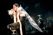 クロロ＝ルシルフルに扮したHYDE。（撮影：今元秀明、田中和子）