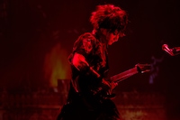 人気画像5位は「“クロロ”HYDE、神戸に光臨！ファン興奮のVAMPSアリーナ公演初日」より、K.A.Z。（撮影：今元秀明、田中和子）