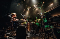 DC/PRGのライブの様子。（Photo by Ray Otabe）