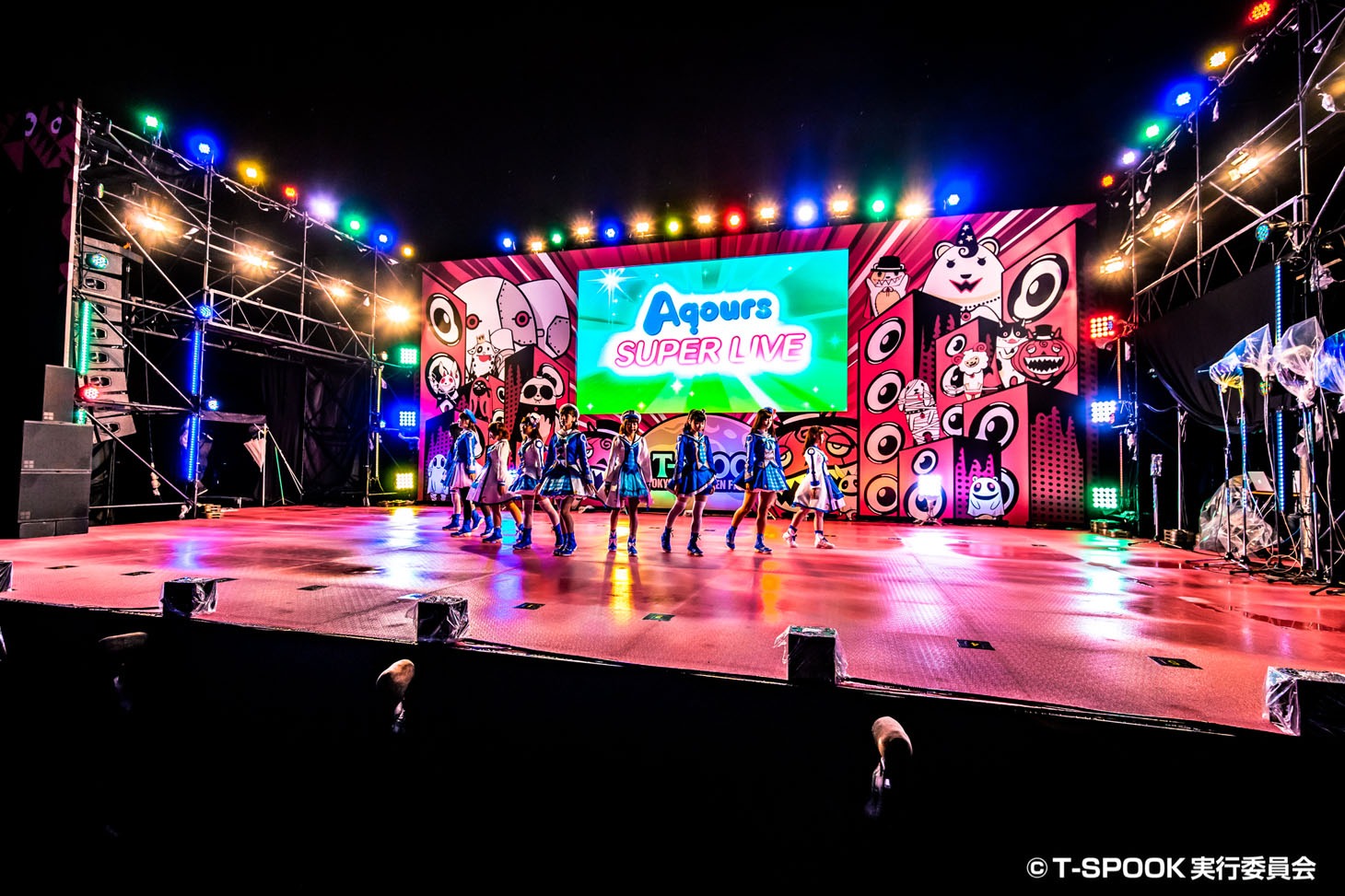 Aqoursのライブの様子。