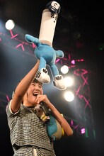 「ナカGフェス」公式キャラ・サイボーを紹介する横山実郁（RYUTist）。