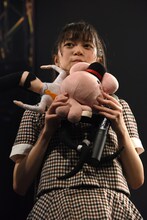 ゆるキャラさんを大事そうに抱えた宇野友恵（RYUTist）。