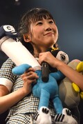 「ナカGフェス」公式キャラ・サイボーを抱いた横山実郁（RYUTist）。