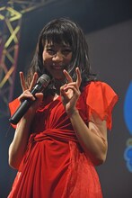 カメラ目線の庄司芽生（東京女子流）。