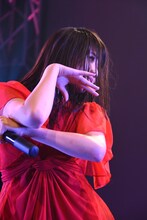 クールなポーズを決める新井ひとみ（東京女子流）。