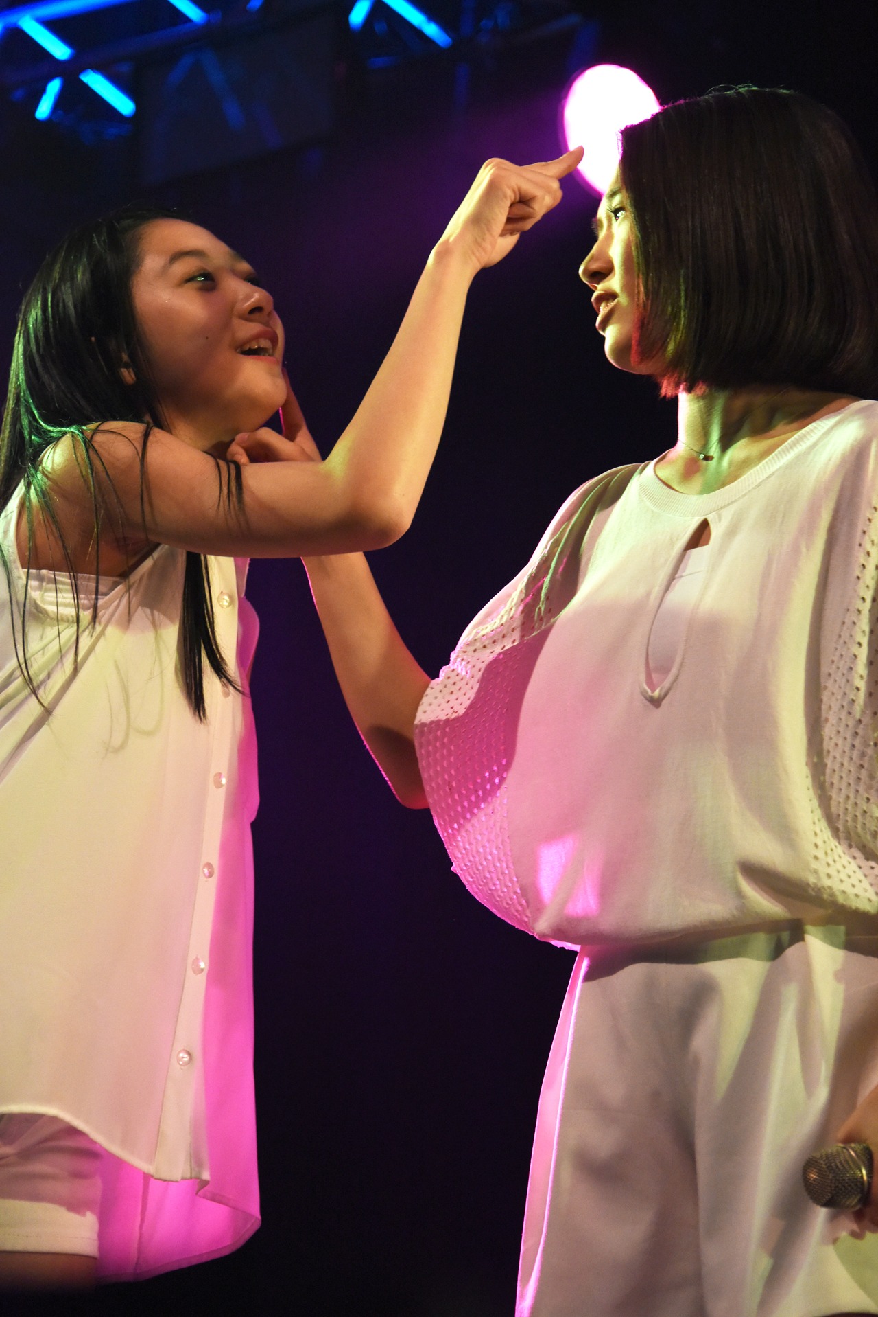 頰とおでこをつつき合うつばきファクトリーの秋山眞緒（左）と谷本安美（右）。