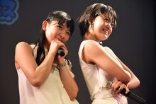 ポーズを決めるつばきファクトリーの小野瑞歩（左）と岸本ゆめの（右）。