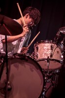 鈴木健人（Dr）（Photo by Yosuke Torii）