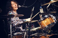 鈴木敬（Dr, Cho）（撮影：後藤壮太郎）