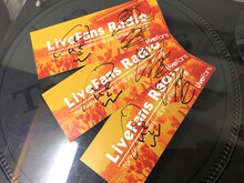 石崎ひゅーいと小山田壮平のサイン入り番組オリジナルステッカー。