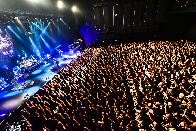 「TOUR'17『THE BLØODTHIRSTY CREATURES』」の様子。