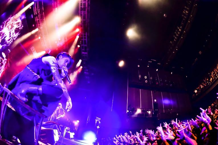 「TOUR'17『THE BLØODTHIRSTY CREATURES』」の様子。
