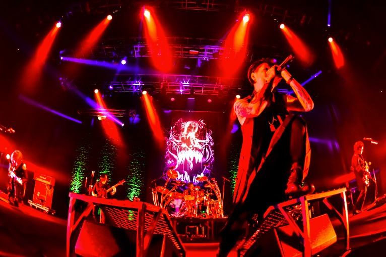 「TOUR'17『THE BLØODTHIRSTY CREATURES』」の様子。