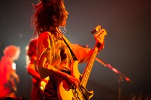 TOMOMI（B, Vo / SCANDAL）（撮影：ヤオタケシ）