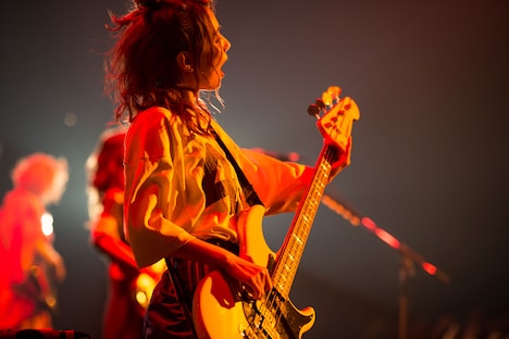 TOMOMI(B, Vo / SCANDAL)(撮影:ヤオタケシ)