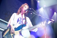 TOMOMI（B, Vo / SCANDAL）（撮影：ヤオタケシ）